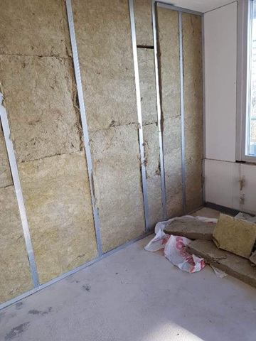 Frame met isolatie voor het monteren van gipsplaten.