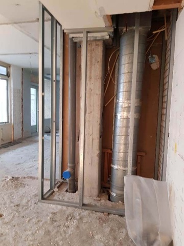 Een frame om gipsplaten op te monteren