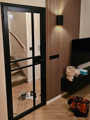 Acu paneels plaatsen, deur afhangen